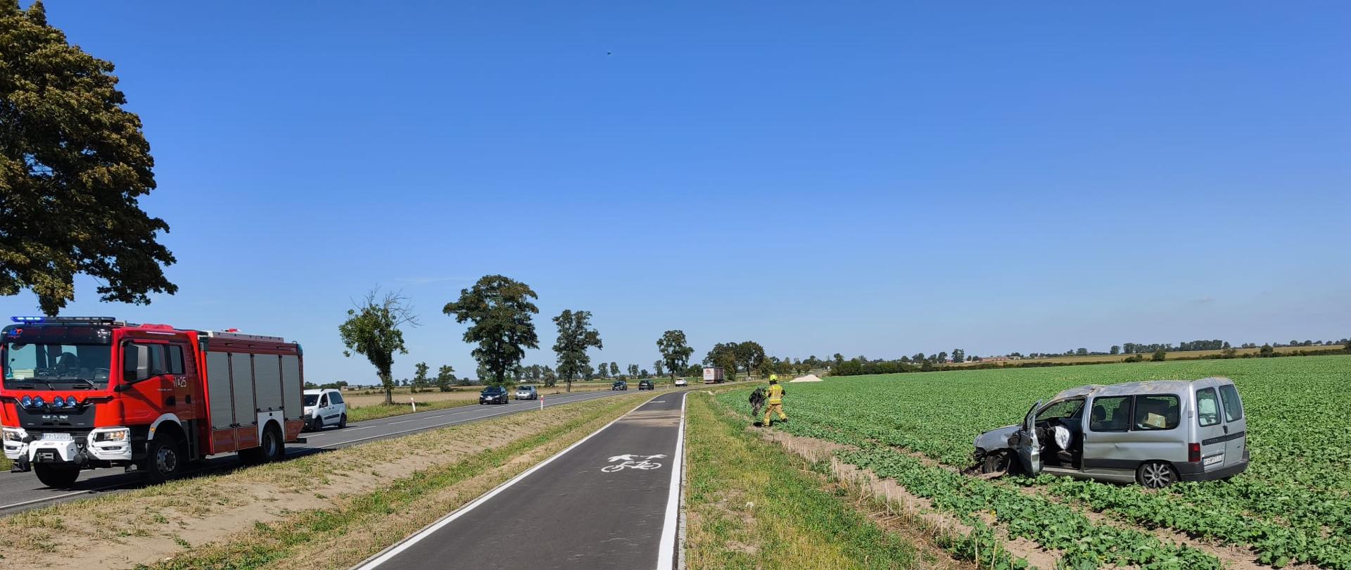 Wypadek w Kębłowie – samochód osobowy dachował na polu.