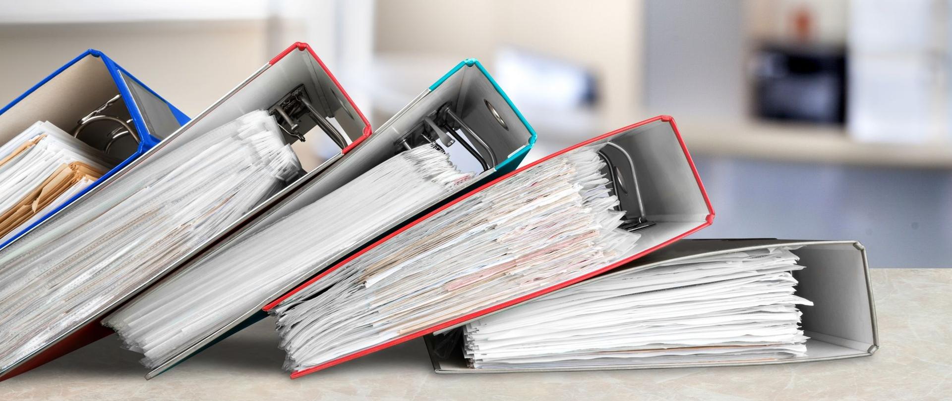 Segregatory z dokumentami.