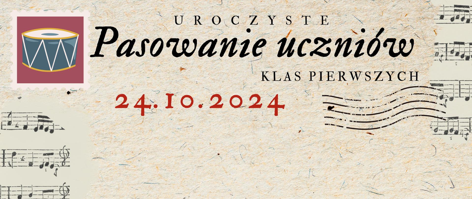 Plakat w stylu kartki pocztowej. Tło imituje szary papier eko, przez który na bokach przebijają się porwane kartki z zapisem nutowym. U góry strony czarną pogrubioną czcionką tytuł wydarzenia "Uroczyste pasowanie uczniów klas pierwszych". Zaraz pod tytułem wyróżniona na czerwono data: "24.10.2024". W prawym górnym rogu znaczek pocztowy niebieskiego bębenka na różowym tle.