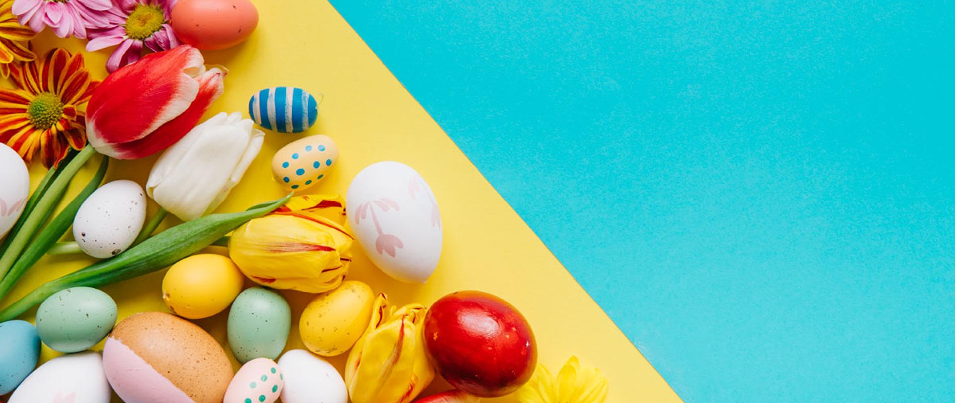 Ozdobne jajka na niebieskim tle.