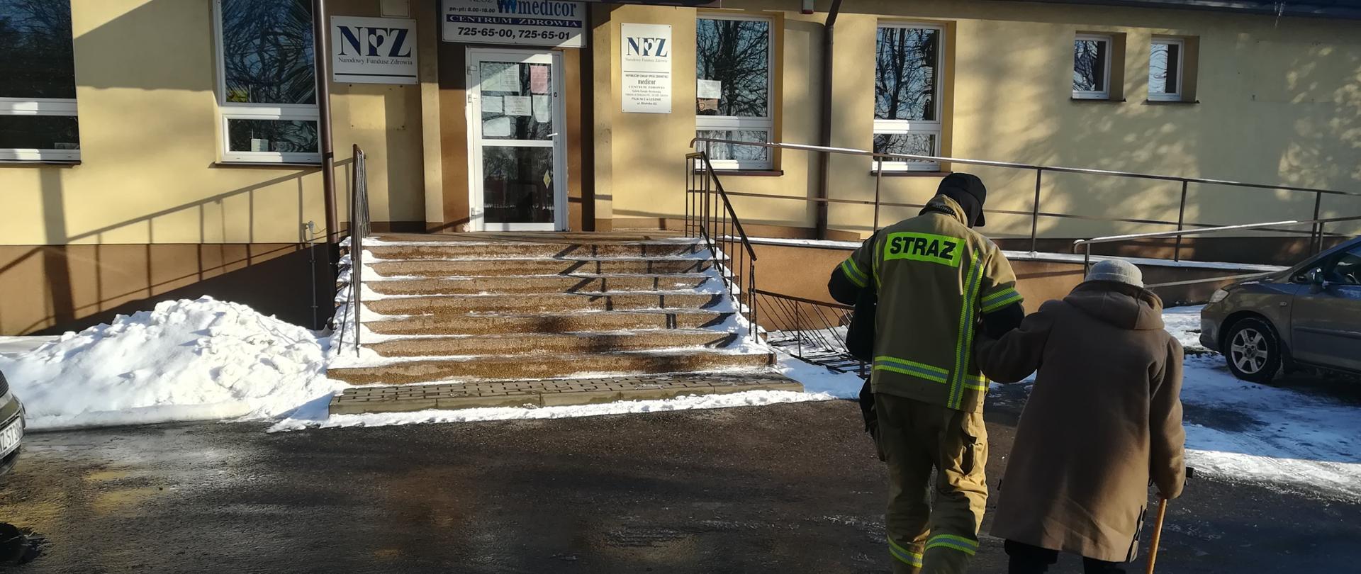 Pomoc starszej osobie w transporcie