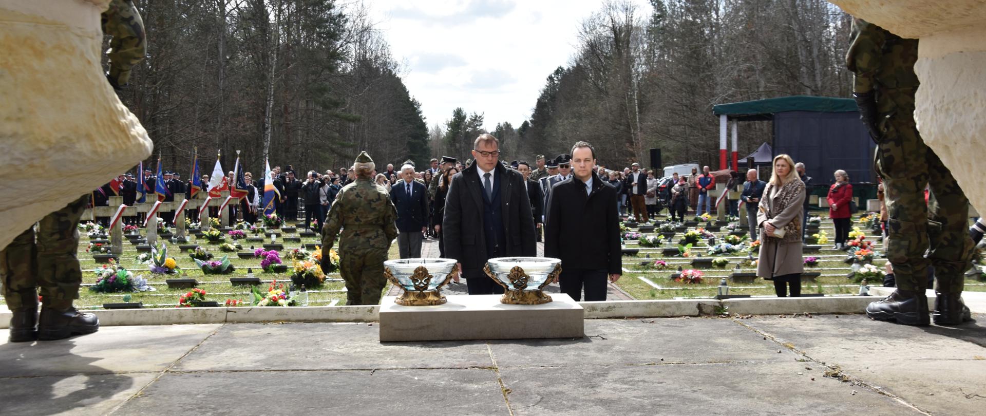 Na zdjęciu widać kobiety i mężczyzn
