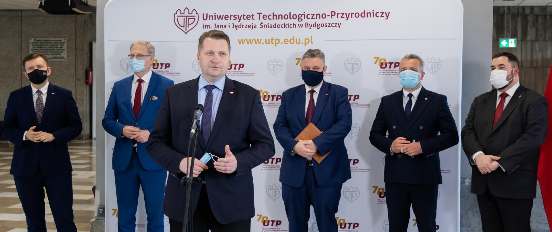 Konferencja prasowa - Uniwersytet Technologiczno-Przyrodniczy w Bydgoszczy. Na pierwszym planie - Minister Edukacji i Nauki prof. Przemysław Czarnek. 