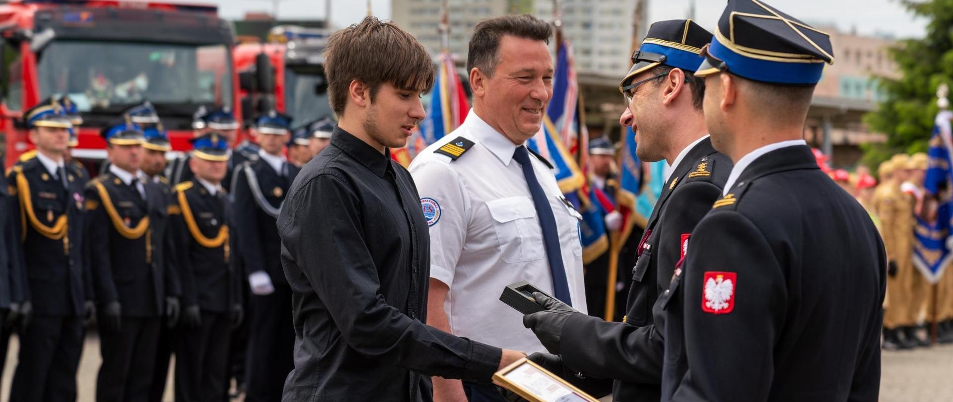 Odznaka Komendanta Głównego PSP „Iuvenis Forti” dla 16 letniego Filipa z Dąbrowy Górniczej