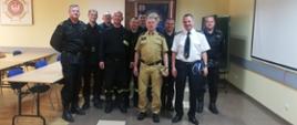 Na zdjęciu widać grupę strażaków w świetlicy Komendy Powiatowej PSP w Mławie 
