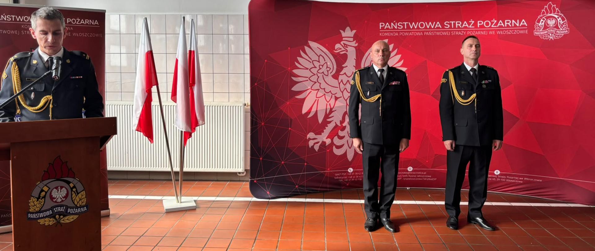 Uroczysta zbiórka w związku z przejściem w stan spoczynku st. bryg. Tomasza Szymańskiego, trwa przemówienie p.o. komendanta powiatowego PSP we Włoszczowie