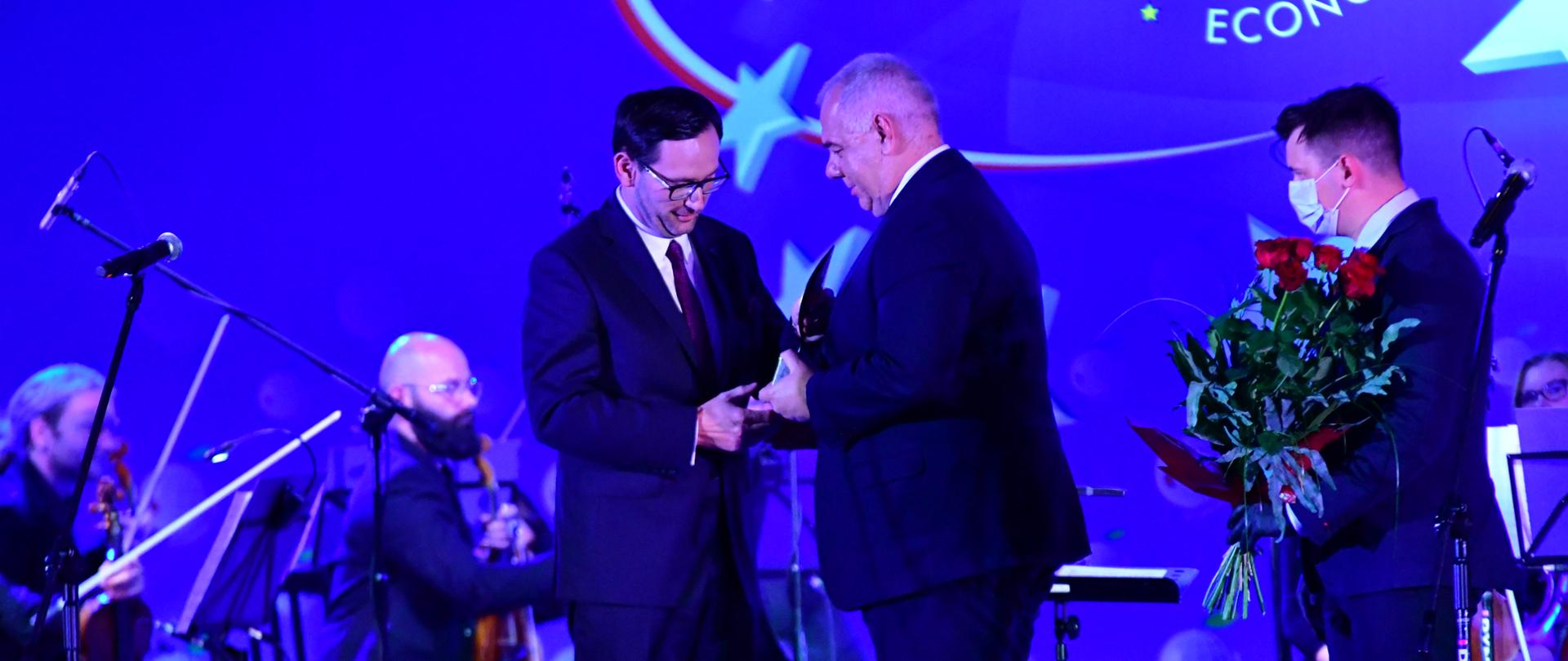 Wicepremier Jacek Sasin wręcza statuetkę Człowieka Roku