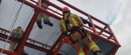 Na zdjęciu strażacy podczas ćwiczeń z ratownictwa wysokościowego