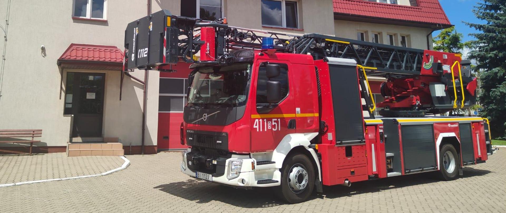 Nowy samochód marki volvo z drabiną mechaniczną 