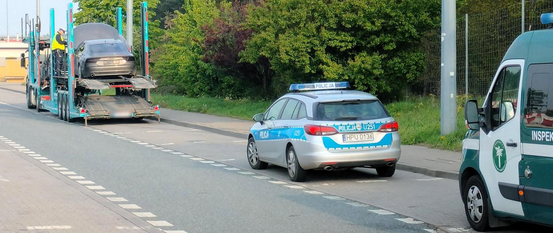 Wezwani na miejsce funkcjonariusze policji sprawdzili, czy przewożone pojazdy nie były kradzione