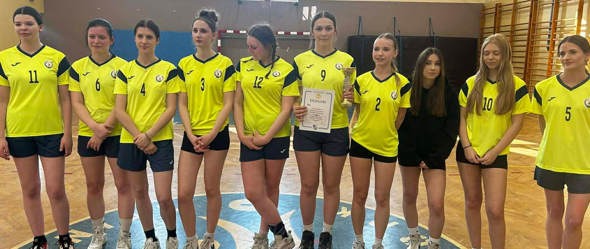 Reprezentacja dziewcząt po wygraniu Licealiady w Koszykówkę dziewcząt - sala LO w Więcborku. Dziewczęta zajęły pierwsze miejsce.