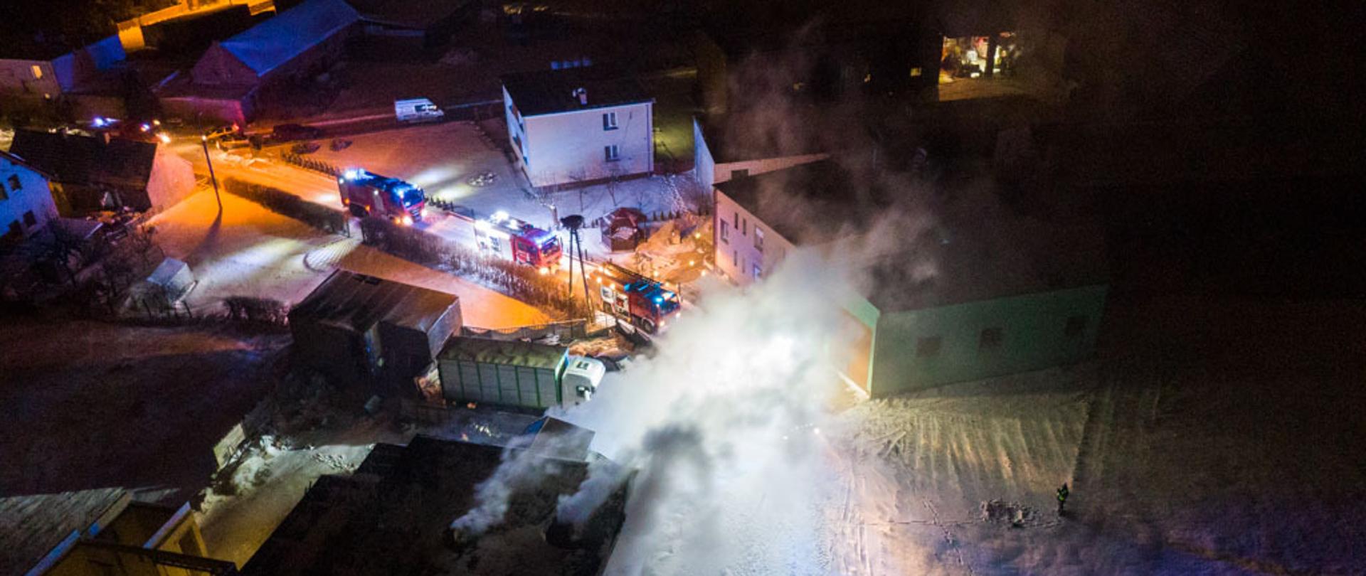 Jednostki działające podczas pożaru budynku z lotu ptaka.