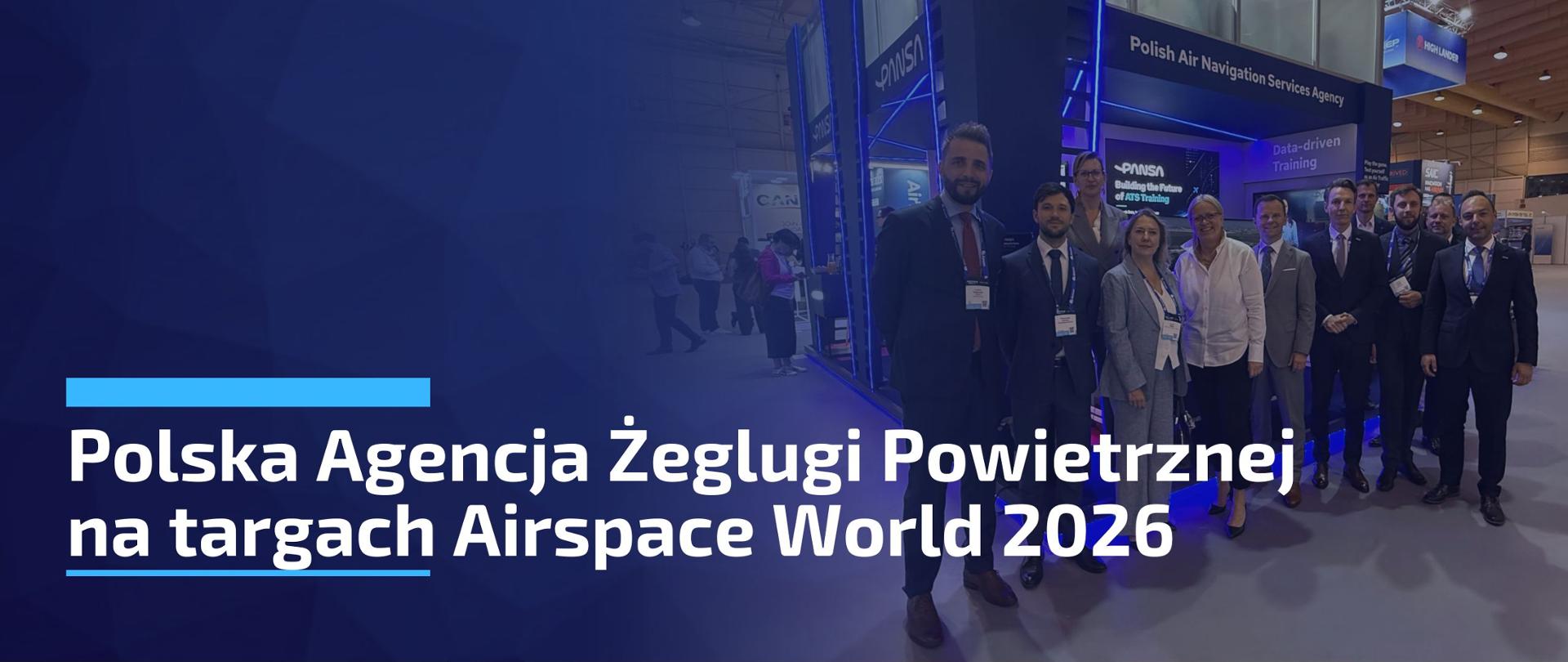 Przedstawiciele Polskiej Agencji Żeglugi Powietrznej oraz Ambasady RP w Lizbonie pozują do zdjęcia przy stanowisku PAŻP na targach Airspace World 2026.