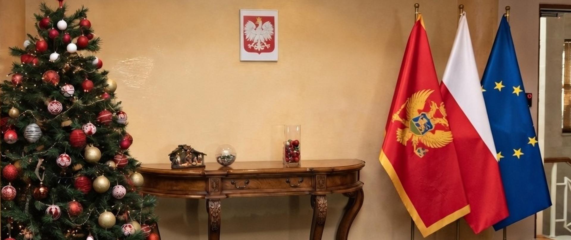 Novogodišnja jelka i zastave Crne Gore, Poljske i EU