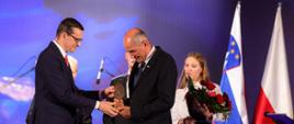 Premier Słowenii Janez Jansa odbiera nagrodę "Człowieka Roku" od Premiera RP Mateusza Morawieckiego
