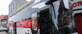 Mobilny punkt poboru krwi ustawiony przy budynku jednostki ratowniczo-gaśniczej w Rydułtowach