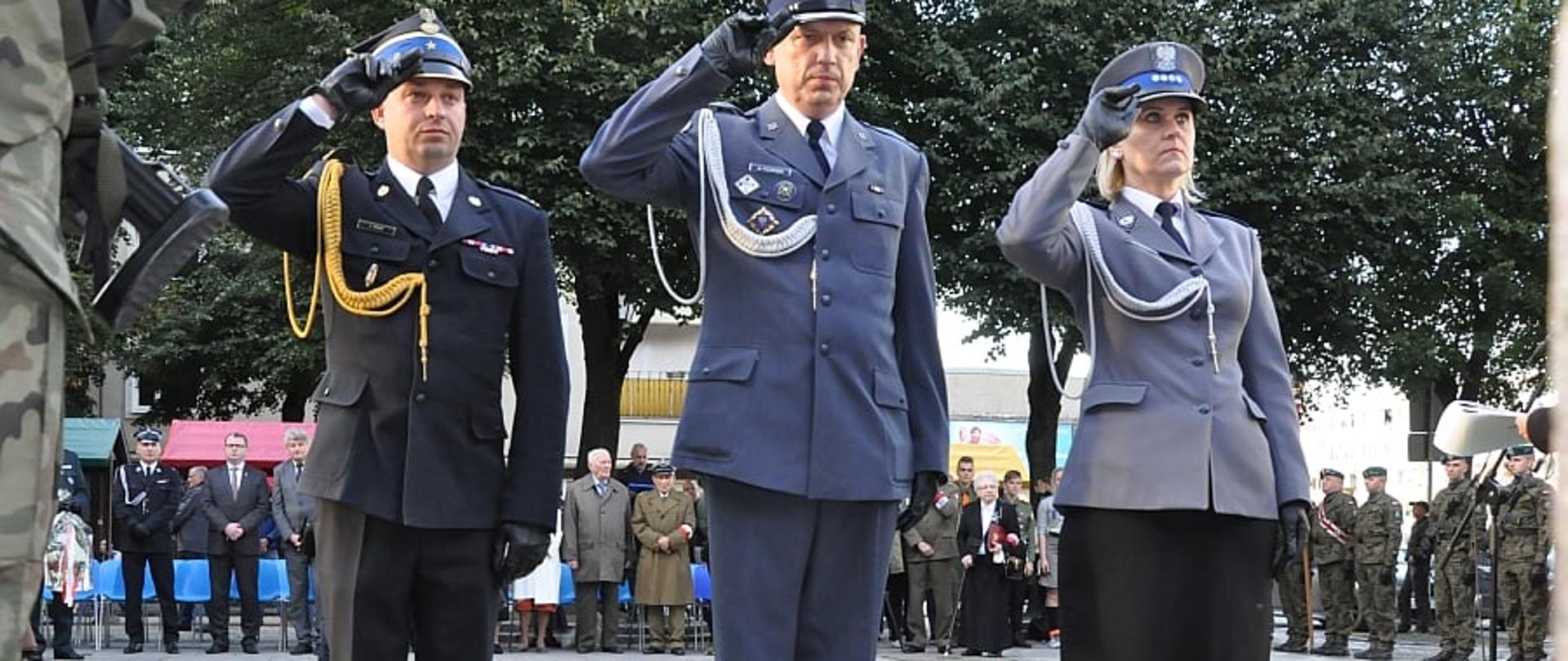 Zdjęcie przedstawia delegację służb mundurowych podczas uroczystości upamiętniających powstanie Polskiego Państwa Podziemnego. 