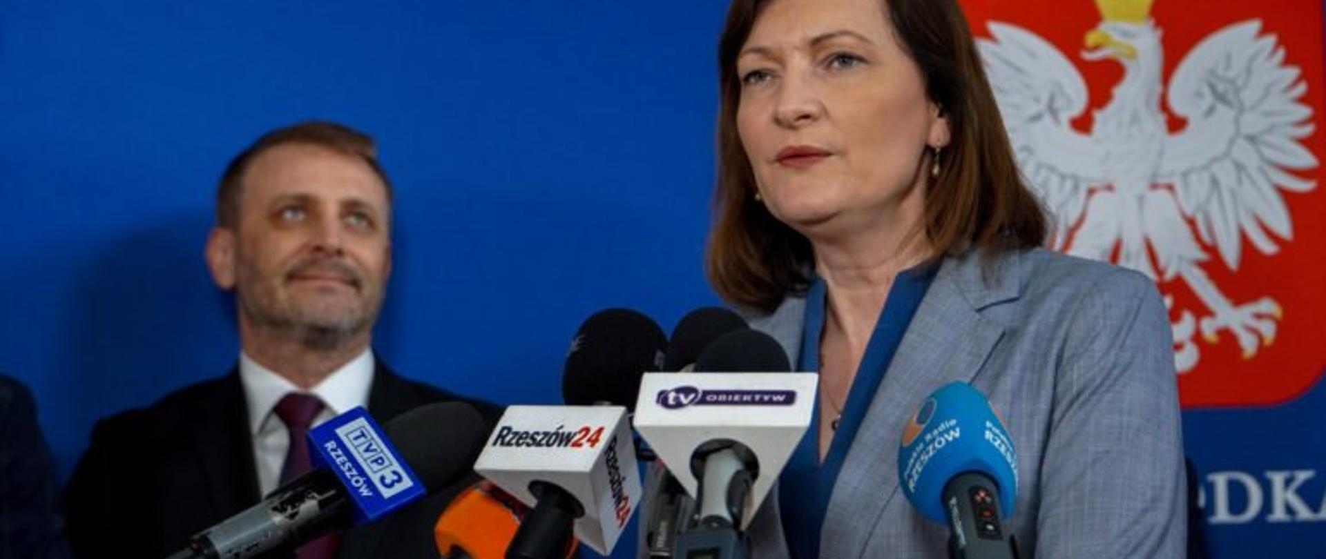 Wojewoda podkarpacki Ewa Leniart zabiera głos podczas konferencji prasowej na temat zwiększenia dostępności zespołów ratownictwa medycznego inwestycją w bezpieczeństwo mieszkańców