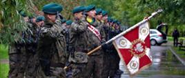 Salutowanie wojska przy podniesieniu flagi Państwowej 