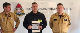 str. Mateusz Żyła z druhami z OSP Czarne. W tle godło i logo PSP.