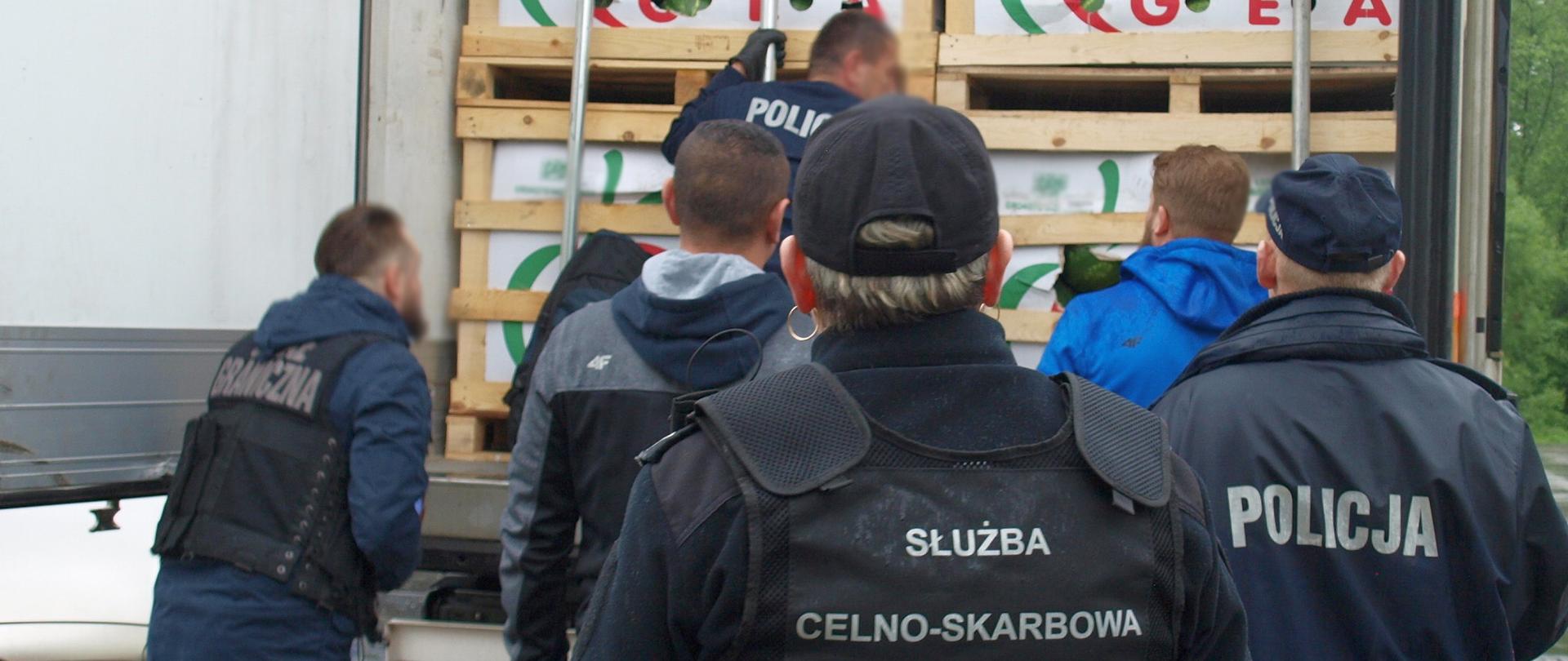 Funkcjonariusze przed naczepą 