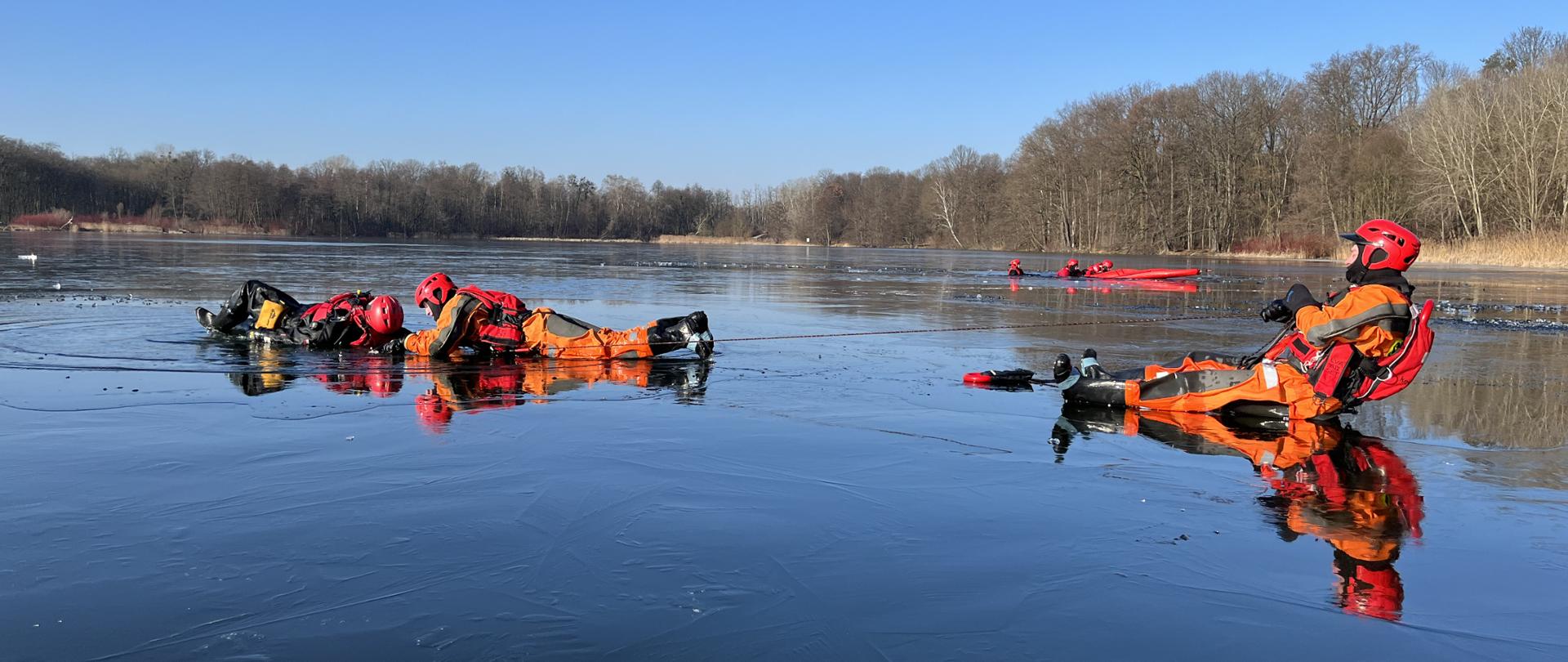Ratownik wyciąga poszkodowanego
