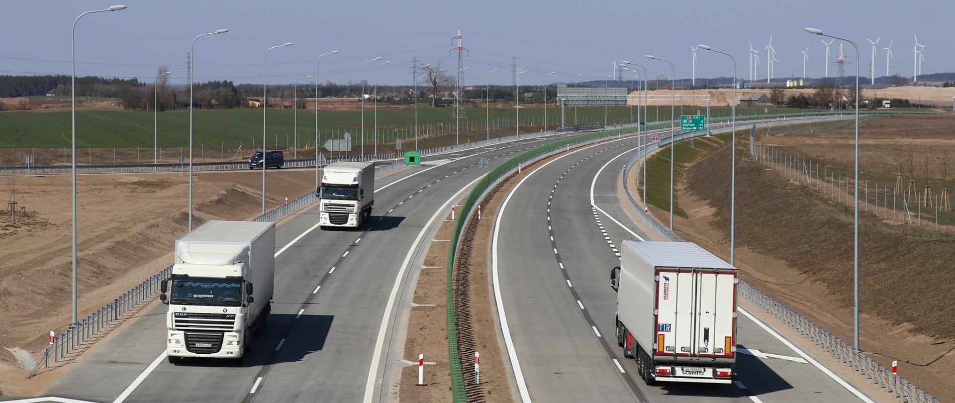 Ciężarówki na drodze ekspresowej