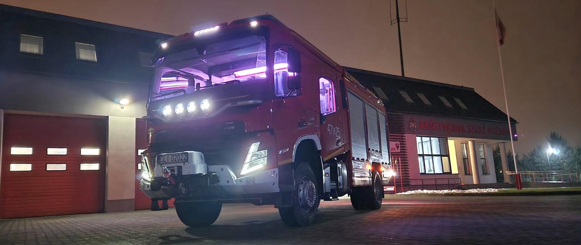 Na zdjęciu samochód ratowniczo-gaśniczy na tle siedziby KP PSP w Lipnie