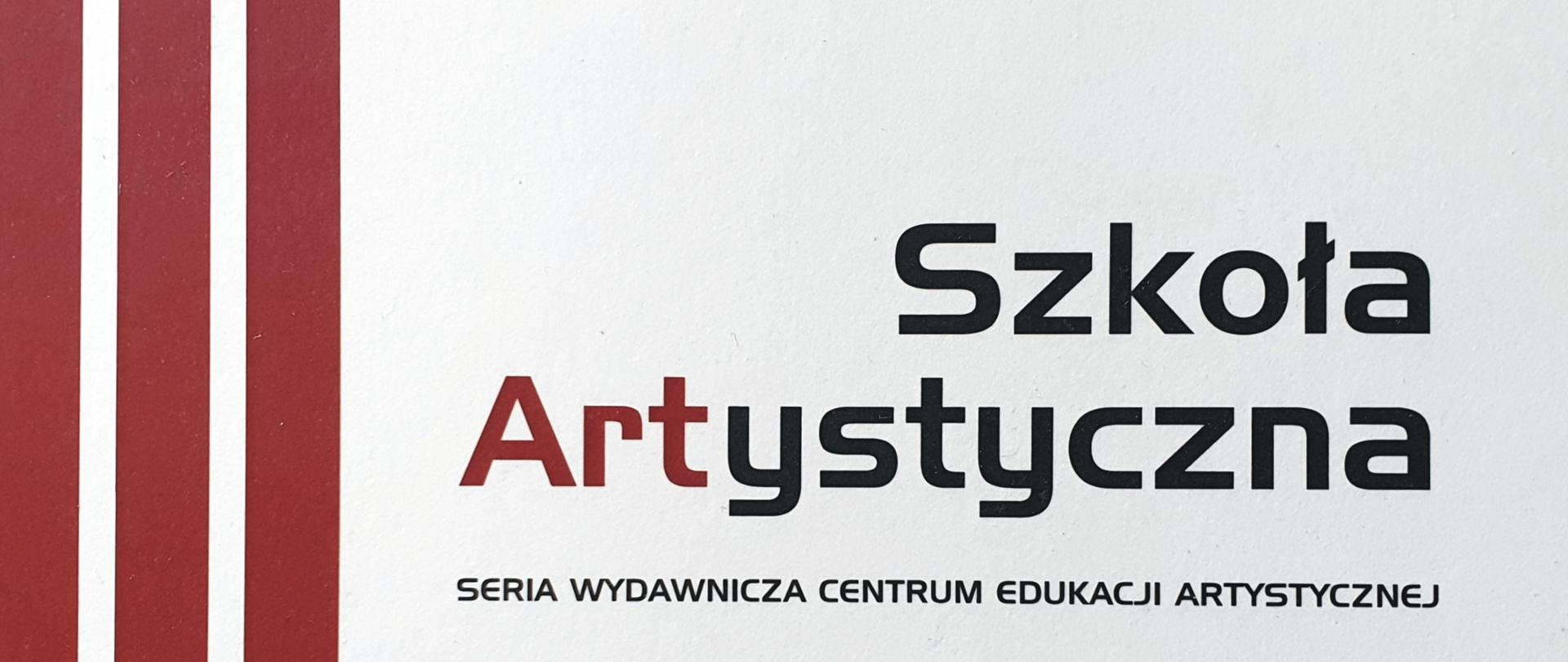 Grafika przedstawia stronę tytułową czasopisma "Szkoła Artystyczna". Centralnie na białym tle znajduje się napis Szkoła Artystyczna. Napis wykonany jest w kolorze czarnym. Litery "Art" są w kolorze brązowym.