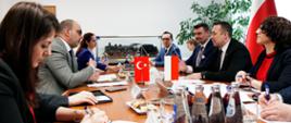 Wiceminister infrastruktury Paweł Gancarz w trakcie spotkania z ambasadorem Turcji w Warszawie, Raufem Alp Denktaşem