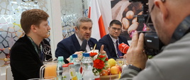 Minister J.K. Ardanowski i główny lekarz weterynarii Paweł Niemczuk podczas spotkania z dziennikarzami na targach Zielony Tydzień