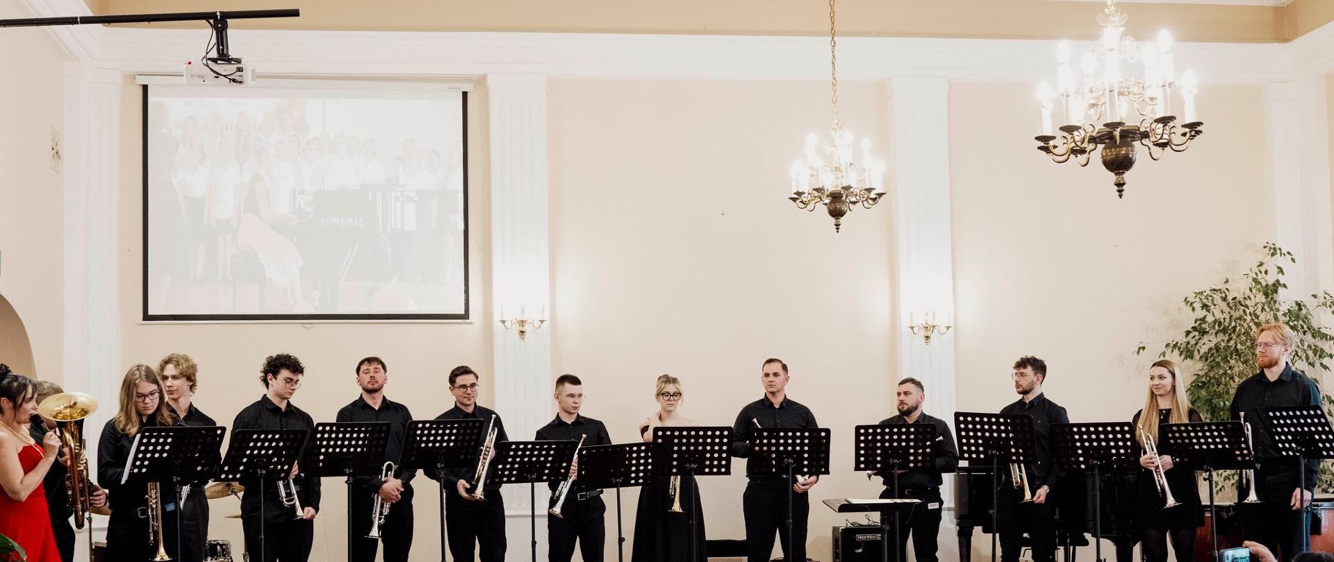 Występ czternastu absolwentów naszej szkoły w klasie trąbki/eufonium pana Tomasza Onyska (12 trąbek i dwa eufonia) pod dyrekcją "mistrza" na scenie w sali koncertowej podczas Koncertu Świątecznie - symfonicznie. Lublinieccy artyści klasycznie w Państwowej Szkole Muzycznej I stopnia w Lublińcu