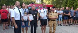 Na zdjęciu Zastępca Podkarpackiego Komendanta Wojewódzkiego st. bryg. Andrzej Marczenia, Zastępca Komendanta Miejskiego w Rzeszowie st. bryg. Krzysztof Filip oraz zwycięscy konkurencji indywidualnej prezentujący puchary i dyplomy XIX Mistrzostwa Województwa Podkarpackiego Strażaków Płetwonurków PSP