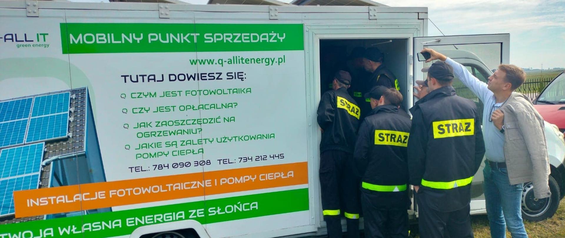strażacy podczas ćwiczeń z zakresu instalacji fotowoltaicznych na placu przed remizą OSP