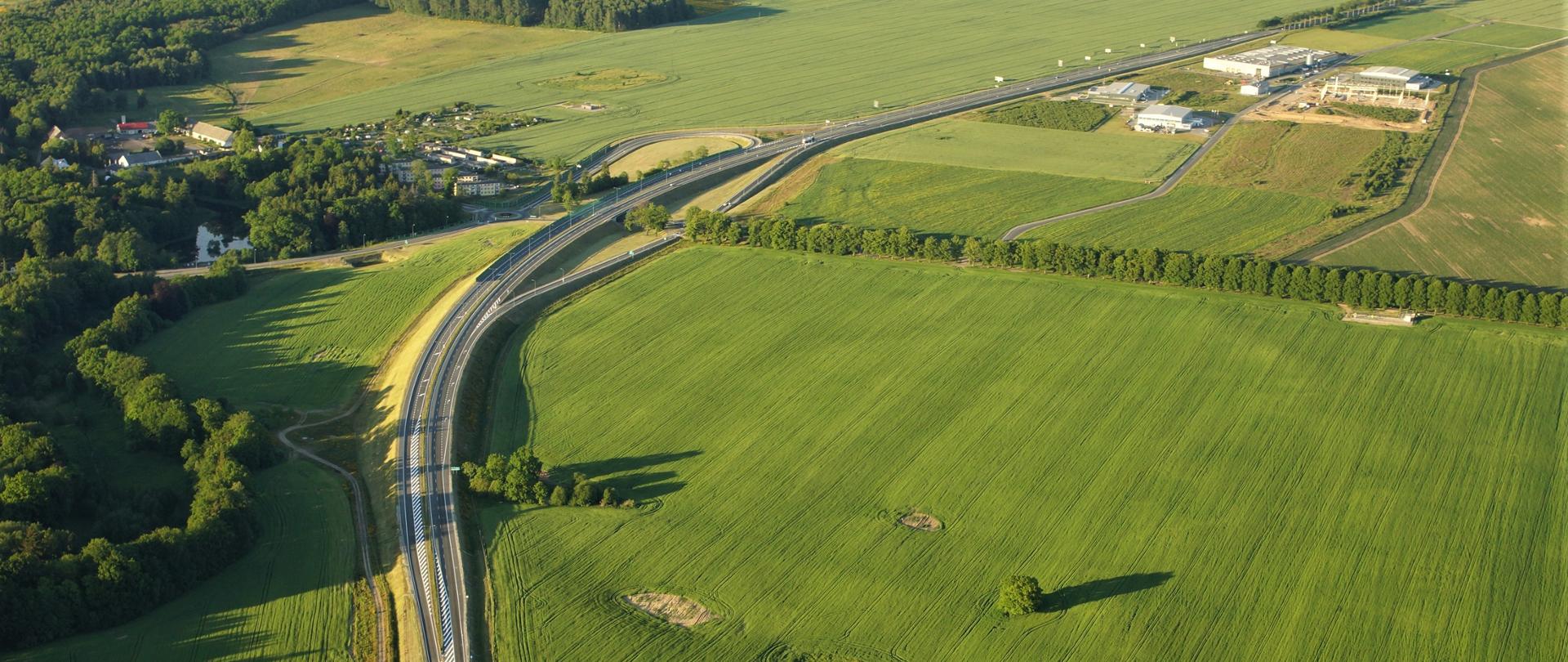 Zdjęcie przedstawia koniec obwodnicy Słupska w pobliżu węzła w Redzikowie.