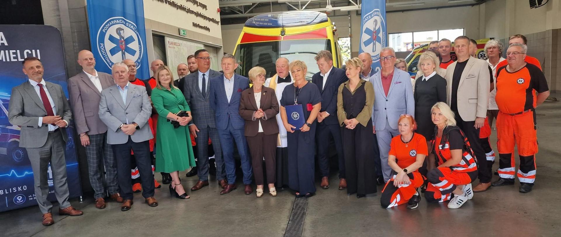 Zdjęcie przedstawia uczestników uroczystości