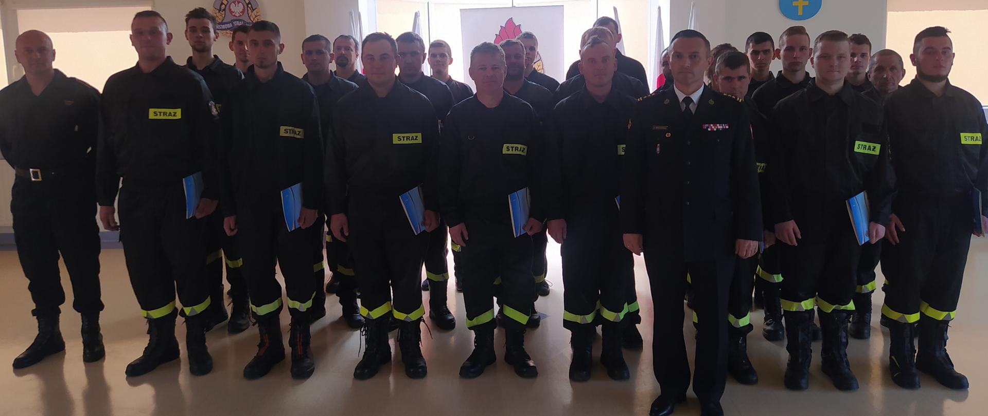 Zdjęcie grupowe uczestników szkolenia na sali komendy