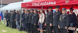 Zaproszeni goście przedstawiciele władz na tle wozu strażackiego