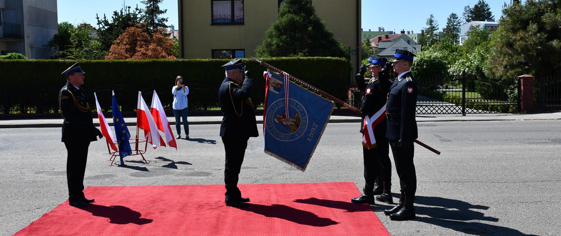Na zdjęciu widzimy przejmowanie obowiązków Komendanta Powiatowego Państwowej Straży Pożarnej w Leżajsku.