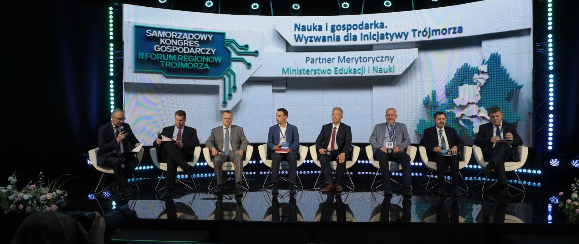 Uczestnicy spotkania siedzą przed salą, w tle na ściance napis Nauka i gospodarka. Wyzwania dla Inicjatywy Trójmorza.