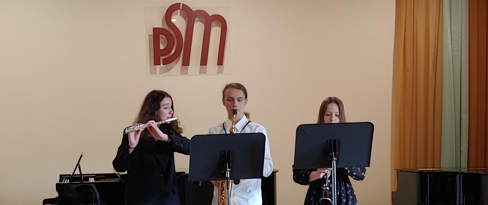 zdjęcie- uczniowie grający na flecie , klarnecie i saksofonie - trio
