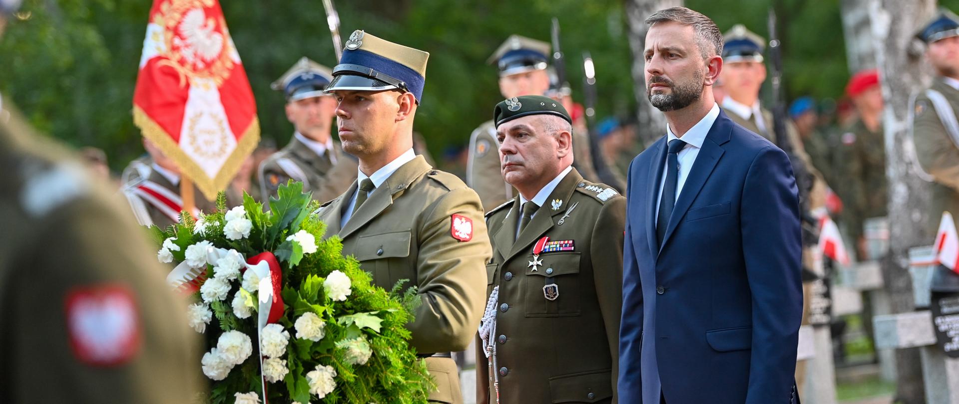 W piątek, 14 sierpnia w Warszawie, prezydent RP Karol Nawrocki i wicepremier, minister obrony narodowej Władysław Kosiniak-Kamysz uczestniczyli w capstrzyku i apelu pamięci przed Pomnikiem Poległych w 1920 r., który w przeddzień 105. rocznicy Bitwy Warszawskiej i Święta Wojska Polskiego odbył się na warszawskich Powązkach.