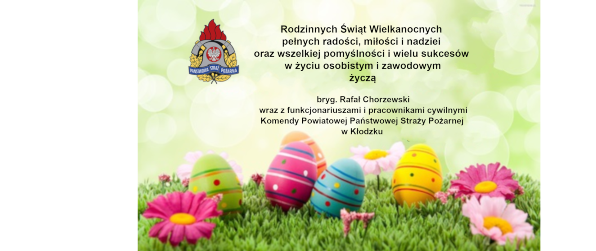 Życzenia wielkanocne na zielonym tle. U dołu kolorowe pisanki na zielonej trawie. U góry po lewej stronie logo Państwowej Straży Pożarnej.