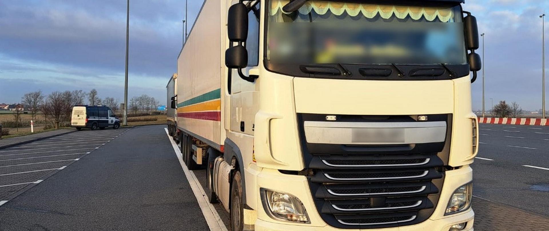 Oględziny stanu technicznego zestawu wykazały usterki eliminujące naczepę z ruchu drogowego