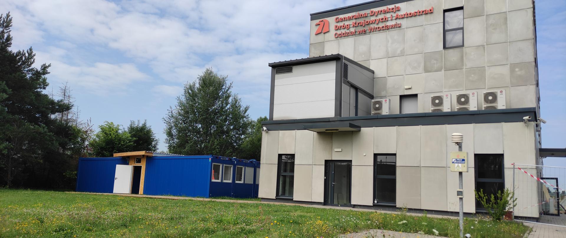 Na zdjęciu widać budynek OUA Widawa, który będzie przebudowany oraz miasteczko kontenerowe. 