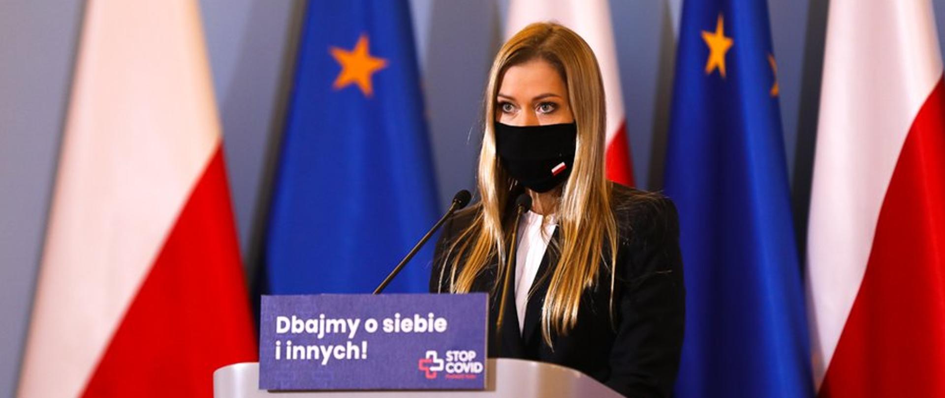 Wiceminister Anna Goławska podczas konferencji w KPRM.