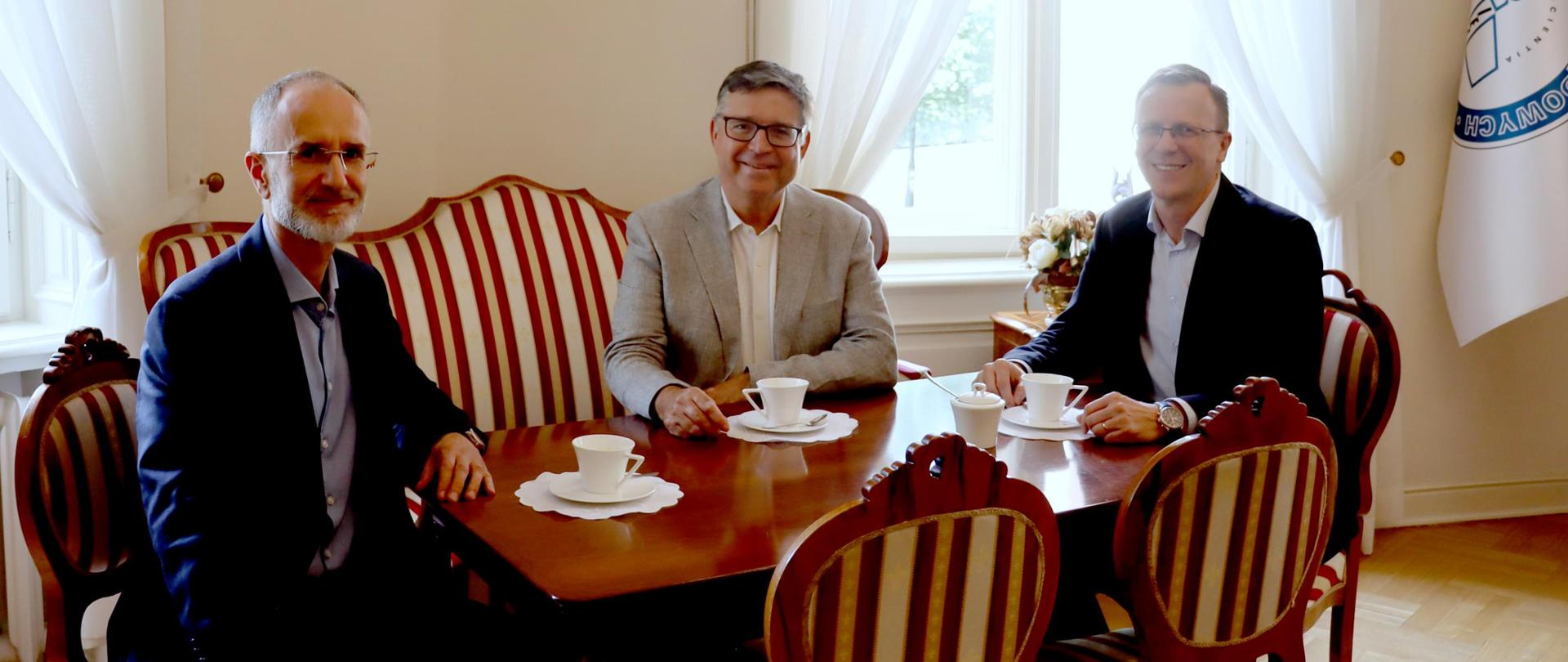 Wizyta Claude’a Roux w IES