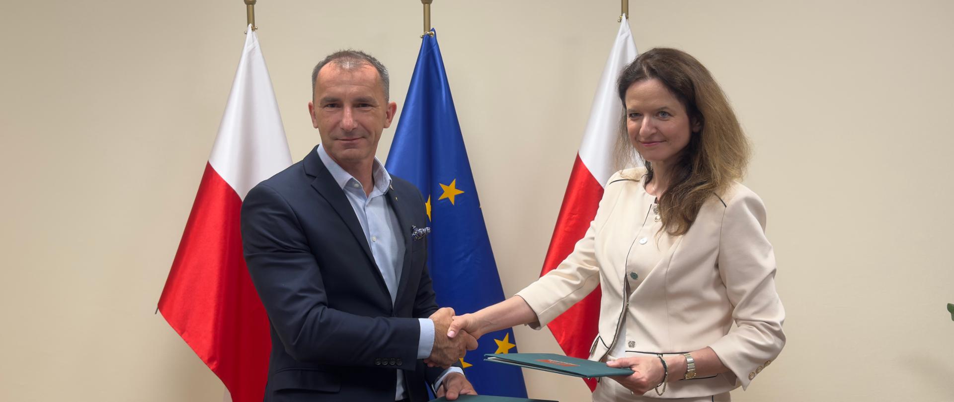 Mężczyzna i kobieta podają sobie ręce