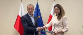Mężczyzna i kobieta podają sobie ręce