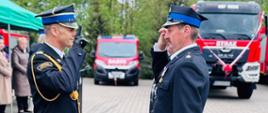Komendant miejski PSP w Łomży salutujący 